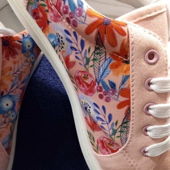 Woman's peach/flowers sneakers - Picture 2 of 6